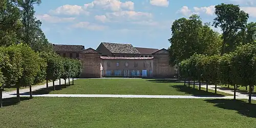 Les anciennes écuries vues du perron du château