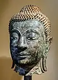 Tête de Bouddha  Bronze, trace de dorure et nacre, XVIe&nbsp;siècle (Inv.93.1.1). Thaïlande actuelle