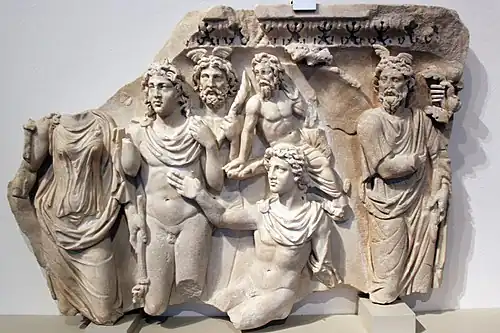 Endymion recevant la déesse lunaire Séléné,fragment de sarcophage, IIe&nbsp;siècle&nbsp;av. J.-C.(Berlin, Altes Museum).