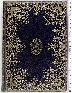 Reliure « à la dentelle » réalisée aux petits fers par Derome, comportant notamment le motif « aile de chauve-souris » aux angles, ainsi que le « fer à oiseau » qui fit sa renommée.