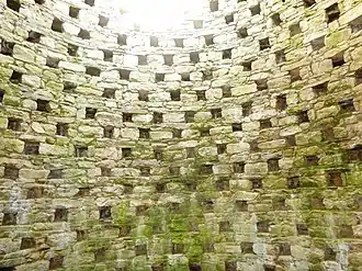 Boulins dans le pigeonnier du manoir de la Noë Verte à Lanloup(Côtes-d'Armor)..