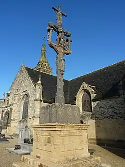 Le Tréhou : le calvaire devant l'église paroissiale.