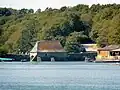 Le moulin à marée du Hénan (en Névez) vu depuis le fleuve Aven ; à droite de la photographie une installation ostréicole.