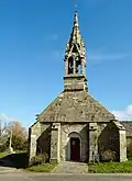 Plonévez-du-Faou : chapelle du Quilliou, façade et calvaire.