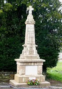 Le monument aux morts de La Trinité-Langonnet.