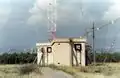 Bâtiment technique assurant la distribution de la modulation sur les cinq pylônes ondes moyennes.