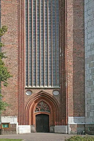 Portail sous la baie centrale.