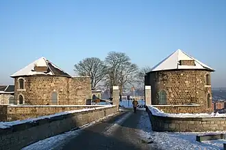 La tour au four et la tour aux chartes ou tour de la trésorerie (XIIe&nbsp;siècle).