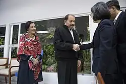 Photographie en couleurs d'un homme, Daniel Ortega, serrant la main d'une femme, Tsai Ing-Wen. Un autre homme est caché derrière Tsai Ing-Wen, à droite de l'image. Une deuxième femme, la vice-présidente Murillo, attend les mains croisées, à la gauche de l'image.