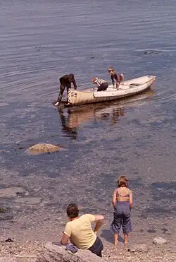 Baie dans une île de l'archipel, les enfants jouent dans l'eau