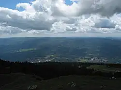Vue de la Michaille dominé par le plateau de Retord depuis le Grand Crêt d'Eau au nord-est.