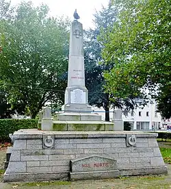 Le monument aux morts de Malestroit.