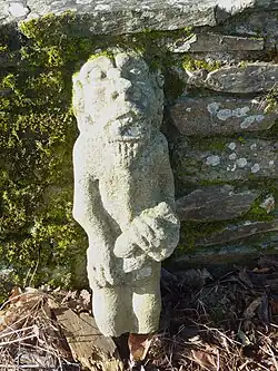 Le Tréhou : statue ancienne près de l'église paroissiale.