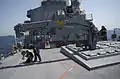 La grue repliable des premiers exemplaires du Mark 41, sur l'USS Hopper. Elle est ici visible en position déployée.