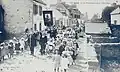 La procession de la Fête-Dieu à Étel au début du XXe&nbsp;siècle (carte postale).