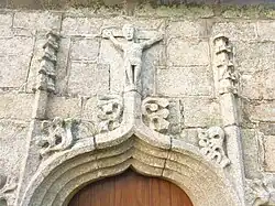 La chapelle de Saint-Éloi (chapelle Notre-Dame-de-la-Clarté) : porte sud (pilastres et Christ en croix).
