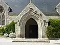 Île-Tudy : le porche de l'église paroissiale Saint-Tudy.