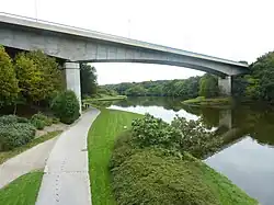 Le pont de la Villeneuve vu des rives de la Penfeld.