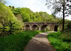 Pluméliau-Bieuzy : le pont ferroviaire de Gueltas sur le Blavet juste avant l'entrée du tunnel de Castennec.