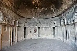 Fond du vihara, voûté en cul-de-four. Autour de l'abside, entrées des cellules des moines (bhikshu).