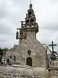 Loc-Brévalaire : la façade de l'église paroissiale et le calvaire.