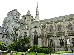 Photographie montrant un flanc d'église avec une chapelle surajoutée.