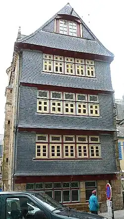 Maison ancienne à façade d'ardoise dans le centre-ville, rue Amiral-Romain-Desfossés, datant de 1664 (côté de la Maison de la sénéchaussée).