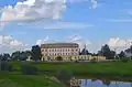 Hôtel Tosno construit en 2016 au bord de la rivière.