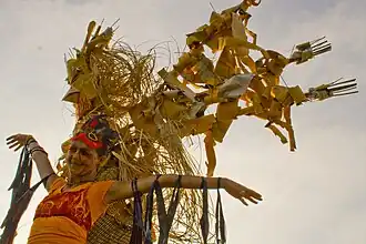 L’artiste indisciplinée Catherine Brideau devient l'instant de l'action performative un « Homme volant ».