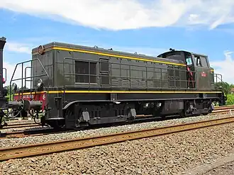 La 040 DE 895 en vert extérieur 306, châssis noir et traverse rouge vermillon.