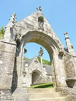 La porte triomphale et le calvaire.