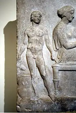 Relief votif au banquet funèbre. Jeune esclave nu tenant une œnochoé. Athènes Ve&nbsp;siècle. Musée archéologique d'Athènes