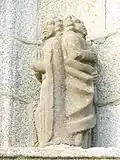 Statue géminée près de l'église paroissiale.
