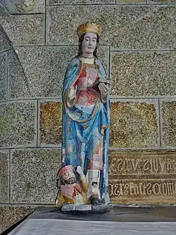 Kergrist-Moëlou : église paroissiale Notre-Dame, statue de sainte Catherine d'Alexandrie, avec la tête de l'empereur Maximin.