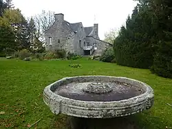 Le manoir du Bois de la Roche et sa vasque.