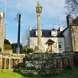 Le calvaire du placître de l'église de la Trinité et le monument aux morts
