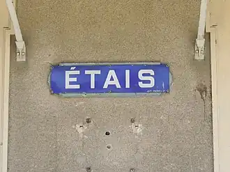 Plaque sur la façade de l'ancienne gare qui indiquait aux voyageurs le lieu de l'arrêt.