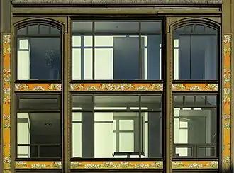 Détail de la façade du magasin 1 rue du Pont-Neuf, à l'angle de la rue de Rivoli.