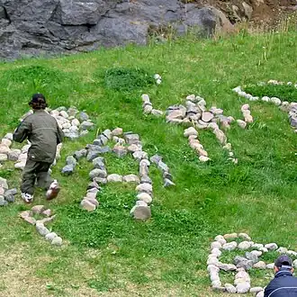 Tous ces personnages de pierres forment une communauté.