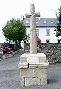 Croix du XVIe&nbsp;siècle avec une plaque « Souvenir de la mission de 1950 ».