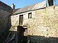 Plounéour-Ménez : Kermorvan, ancienne maison de Julod 2 (escalier extérieur visible)