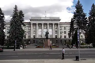 L'université et la statue de Taras Chevtchenko.