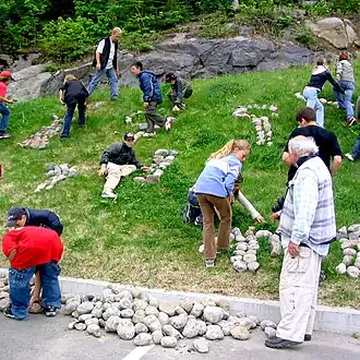 Les élèves choisissent différentes pierres.