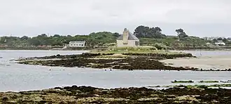 L'îlot du Nohic [commune de Plouhinec (Morbihan)] à marée basse vu des environs du Magouër.