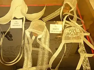 Coiffe originelle et coiffes kapenn (Maison du marquisat, Pont-Croix).