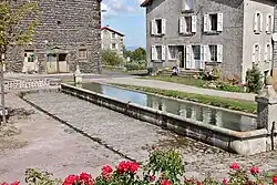 Fontaine-abreuvoir du bourg.