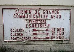 Ancien panneau routier du "Chemin de grande communication" n°43 (au carrefour avec le "Chemin vicinal ordinaire" n°3).