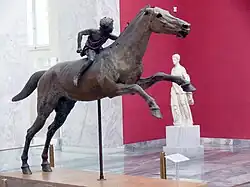 Jockey de l'Artémision. Bronze. H. 2,05&nbsp;m. Début du IIe&nbsp;siècle (?). MNArch Athènes