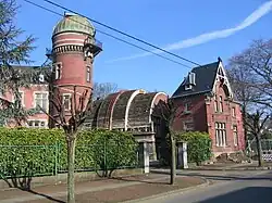 Au centre, l'abri de la méridienne