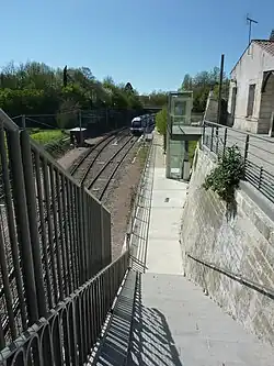 Escalier et ascenseur d'accès au quai.